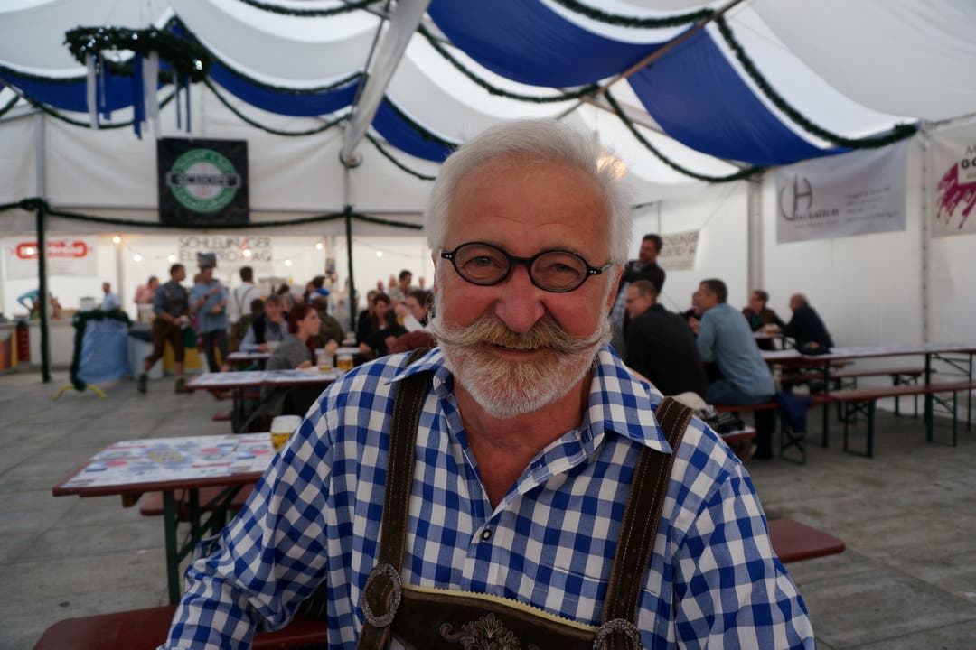 Fredi Hinder, 65, Dietikon, pensionierter Verkaufsleiter «Humor und Bier, aber vor allem die Ur-Gemütlichkeit von den Bayern gefallen mir am Oktoberfest. Von mir aus kann sich Bayern der Schweiz anschliessen! Ich gehe nämlich jedes Jahr ans Oktoberfest in Dietikon. Ende Oktober werde ich auch in Zürich das Oktoberfest am Bauschänzli mit meinen Freunden besuchen.»
