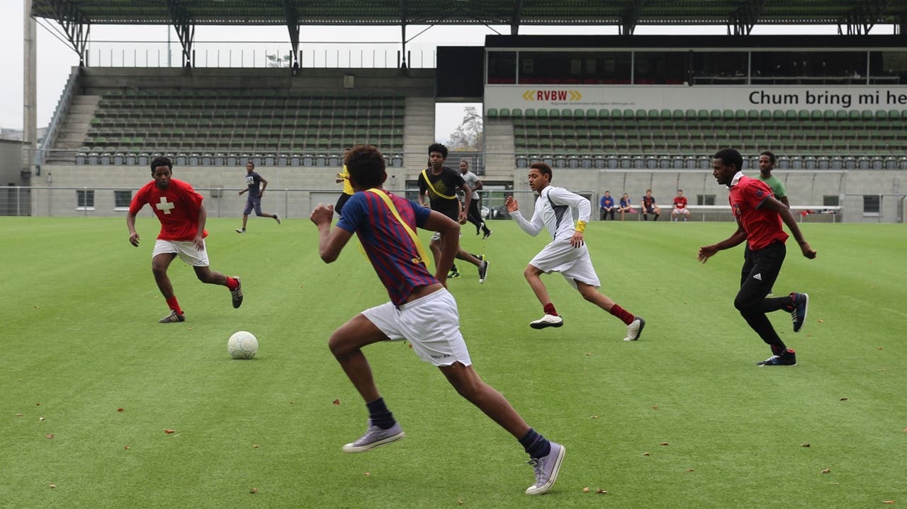 Asylbewerber spielen Fussball