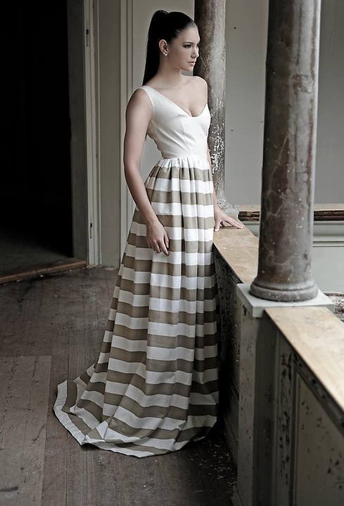 Bodenlanges Kleid aus Baumwolle mit ausgefallenem Ausschnitt von Alessandro Figlioli