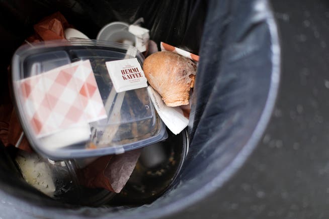Abfall in einem Mülleimer: Plastik kann getrennt gesammelt werden.