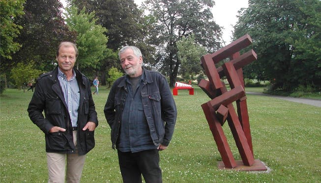 Marc Reist und Heiko Schütz (l.) im Park der Gartenbauschule Oeschberg-Koppigen, wo beide Skulpturen zeigen.