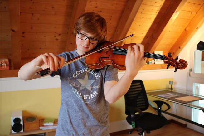 Silvan Dezini versinkt beim Geigespielen in eine eigene Welt – früher fand er unter seinen Mitschülern wenig Verständnis.