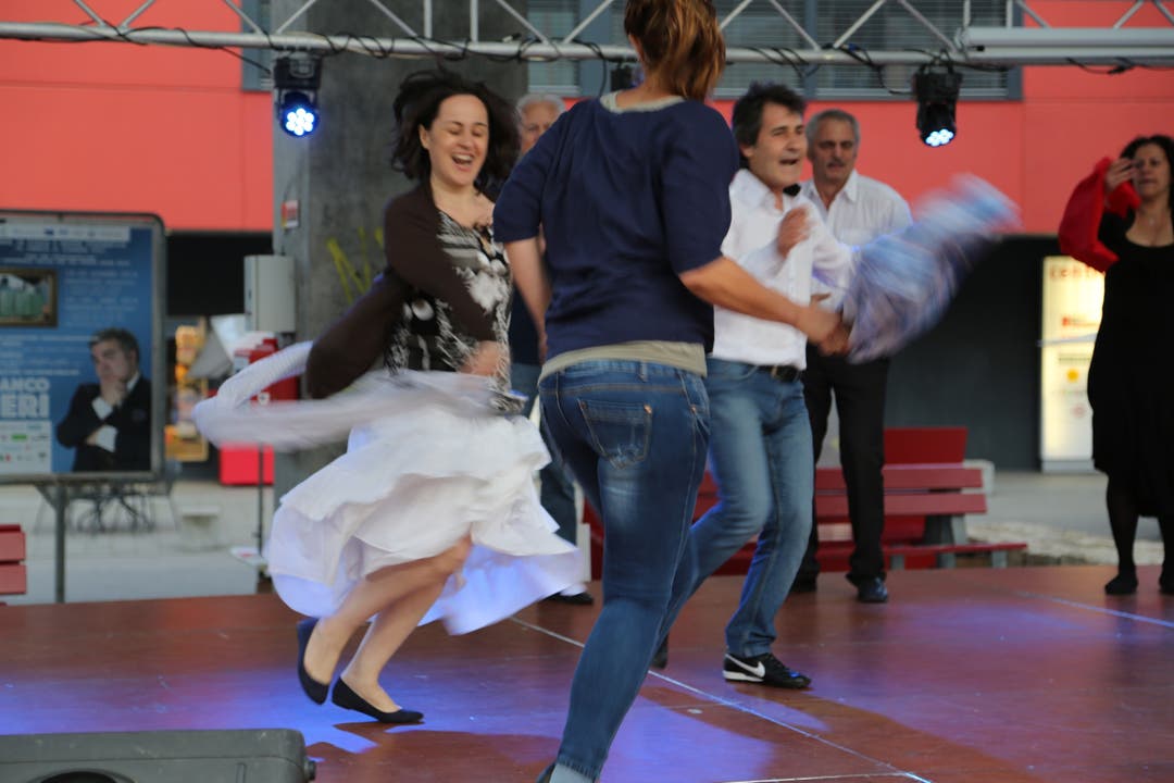 Tanzvorführung unter dem Stadtdach mit der Bieler Gruppo die Balli della MCI