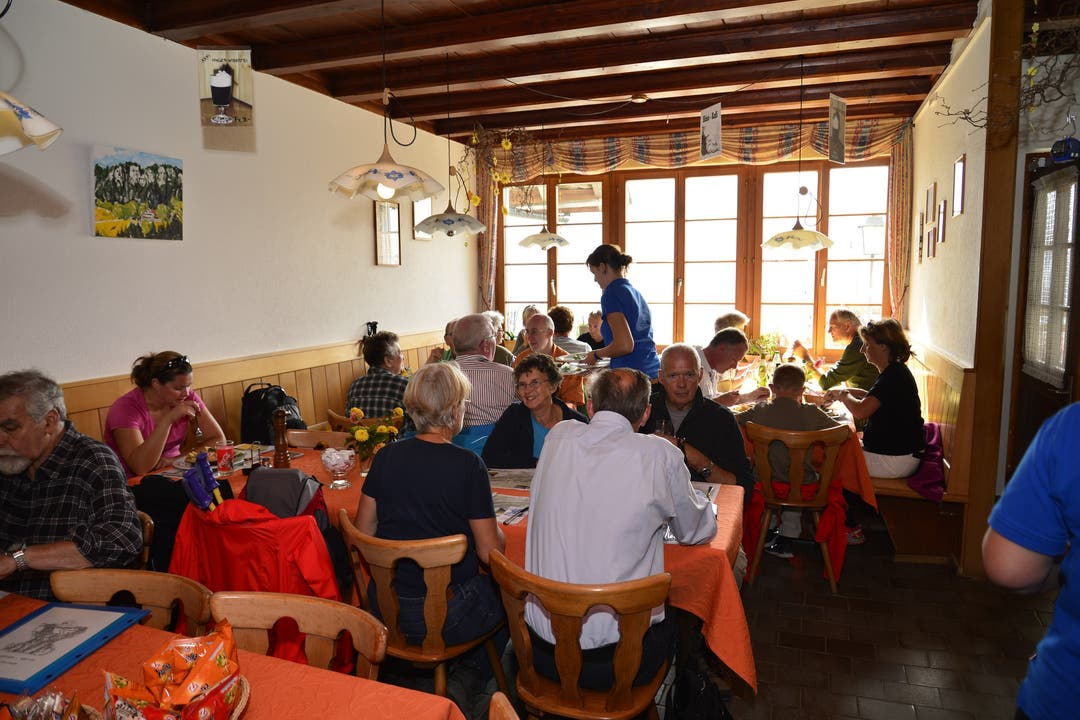 Restaurant Hinterweissenstein mit Annegret Stucki und ihrer Tochter, die im Service hilft, Gästen aus der ganzen Schweiz und sogar aus Deutschland