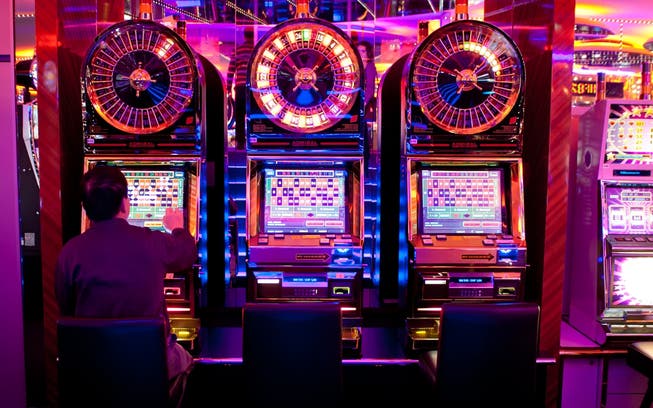 Ein Gast im Grand Casino Baden: Das Spielverhalten am Automaten wird überwacht. (Archiv)