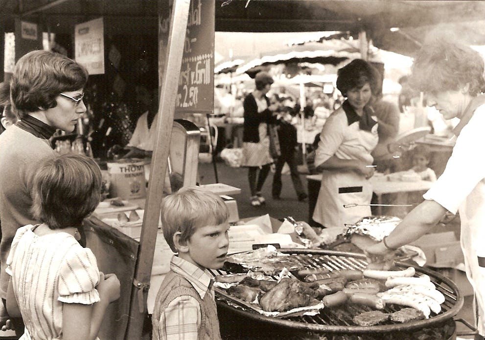 Erster Birsfelder Markt anno 1977 Damals kostete eine Bratwurst vom Grill noch Fr. 2.50.