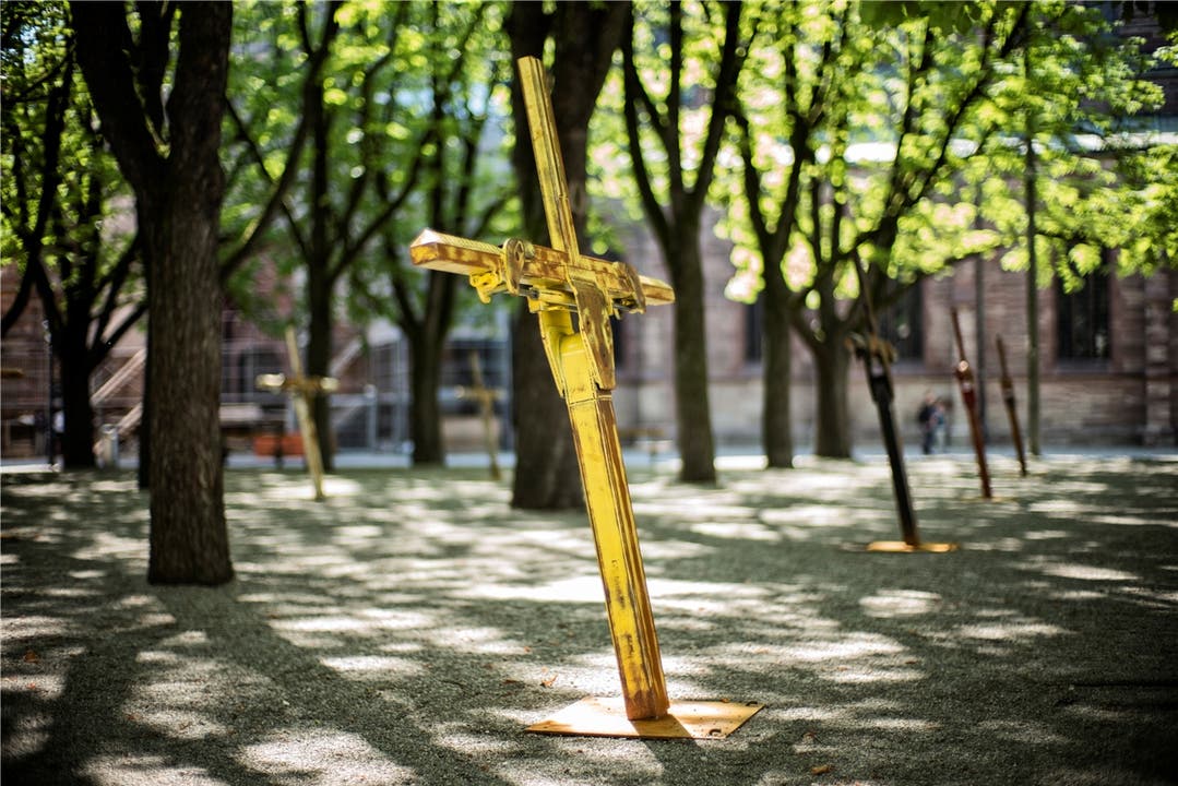 Nate Lowmans Kreuze aus Autowrackteilen machen den Platz unter den Kastanienbäumen zum Zivilisationsfriedhof.