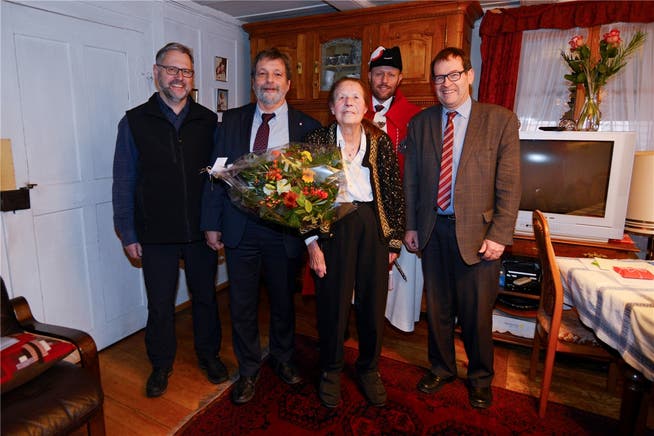 Jubilarin Gertrud Wyss mit Regierungsrat Roland Heim, Staatsschreiber Andreas Eng, dem Standesweibel und Pfarrer Lorenz Schilt.