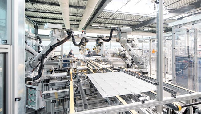 Viele Maschinen, wenige Menschen: Bei der Meyer Burger AG bei Thun im Berner Oberland sorgen komplette maschinelle Fertigungslinien für die Herstellung von Teilen für die Solarindustrie.