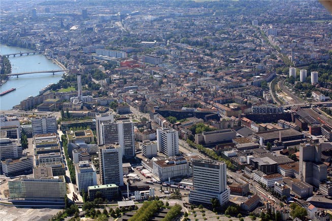Dieser Blick nach Süden zeigt in der Bildmitte den Novartis-Campus. Das Gebäude mitte-rechts mit den diversen Lastwagen ist der Bell-Haupsitz. Weiter rechts das Lysbüchel-Areal. Oben rechts der Bahnhof St. Johann.