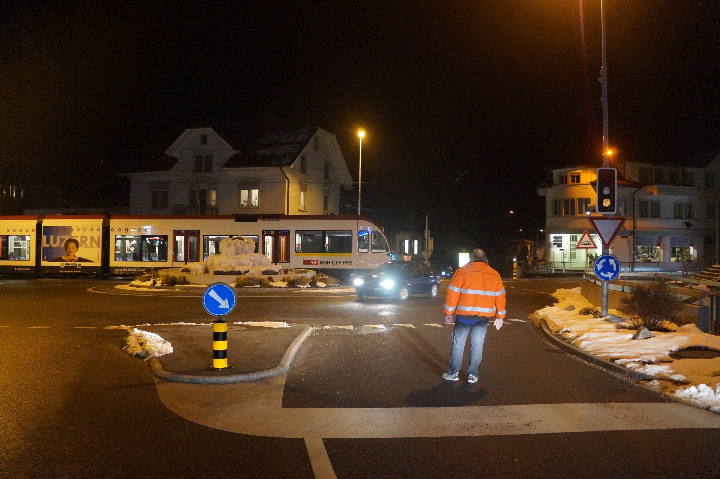 Beinwil Am See - Auto Missachtet Rotlicht Und Prallt Im Kreisverkehr ...