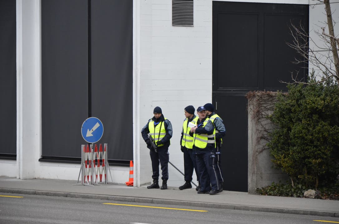 Hohes Sicherheitsaufgebot der Kantonspolizei vor dem Kongresszentrum Trafo in Baden. Der türkische Ministerpräsident Ahmet Davutoglu wird um 19 Uhr dort eine Rede halten.