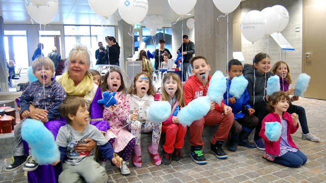 Künftige Kunden wurden mit blauer Zuckerwatte und Ballons geködert.