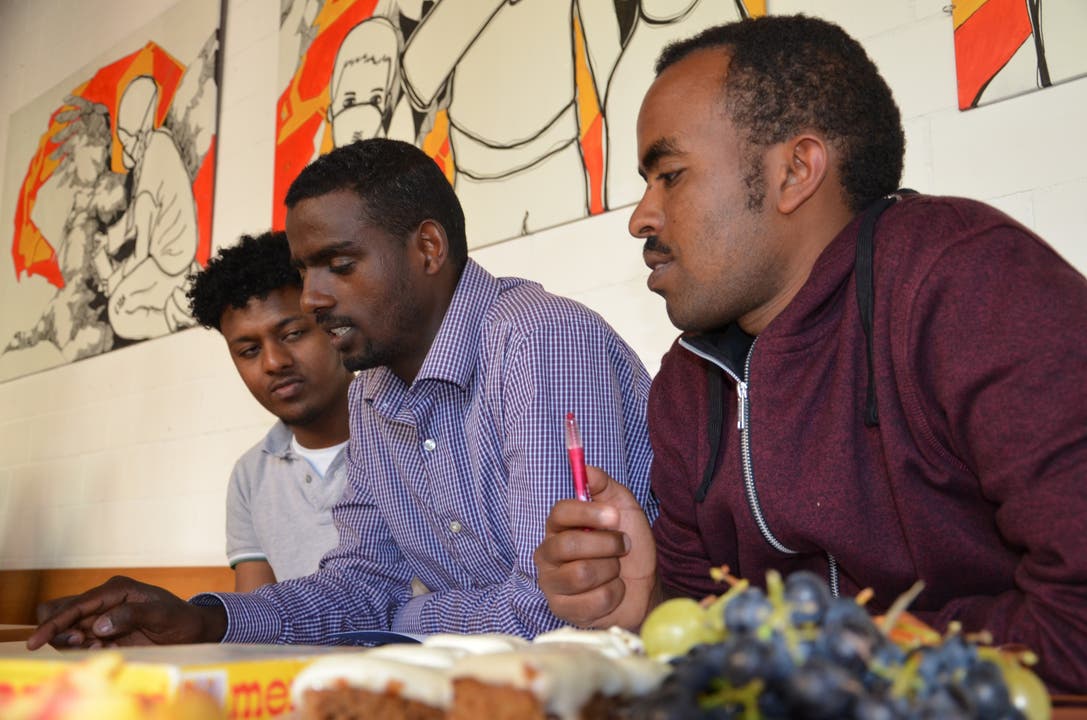 Drei Eritreer lernen beim Memory Spielen Deutsch