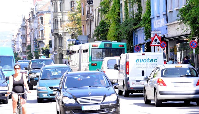 Mit derStrasseninitiative sollte an der Feldbergstrasse eine Spur nur für Busse und Velos genutzt werden. (Archiv)