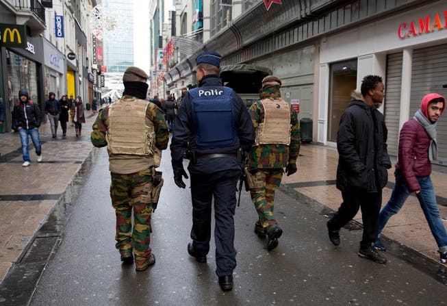 Polizisten patrouillieren in einer Einkaufsstrasse in Brüssel.