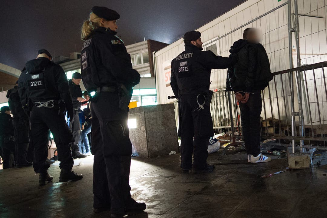Nach den Attacken am Kölner Bahnhof an Silvester hat die Polizei drei Personen verhaftet.