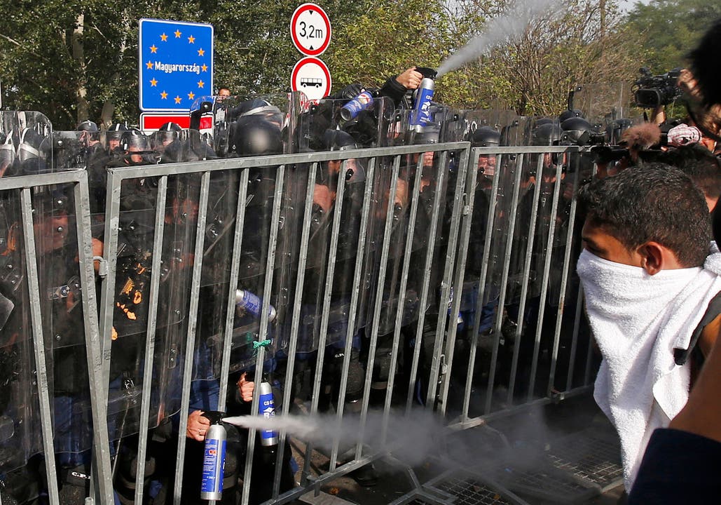 Ungarn geht mit Wasserwerfer und Tränengas gegen Flüchtlinge vor