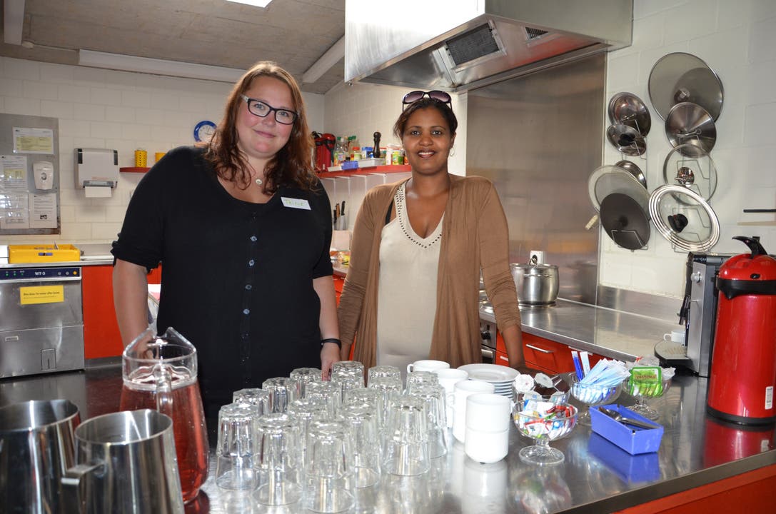 Trine (links), eine freiwillige Mitarbeiterin, und eine Eritreerin betreuen gemeinsam die Küche