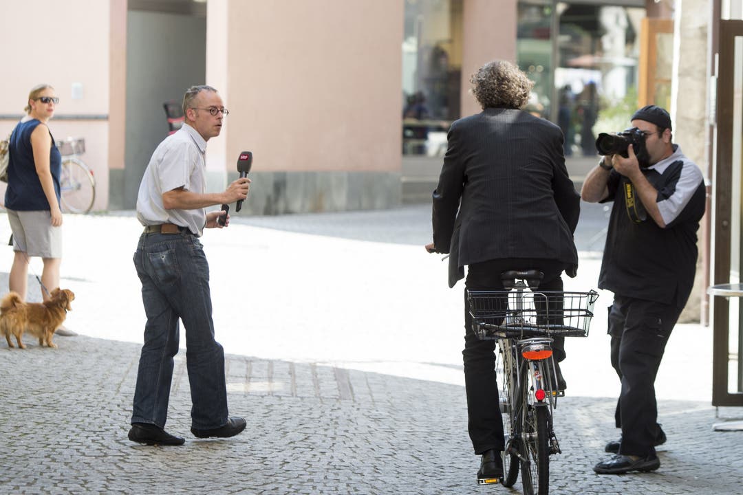 Stadtammann Geri Müller verlässt am Montag auf seinem Fahrrad das Stadthaus in Baden.