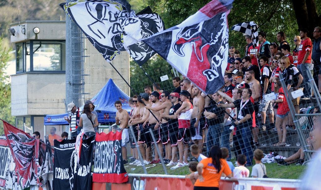 Die mitgereisten Aarauer Fans feiern ihren überzeugenden FCA.