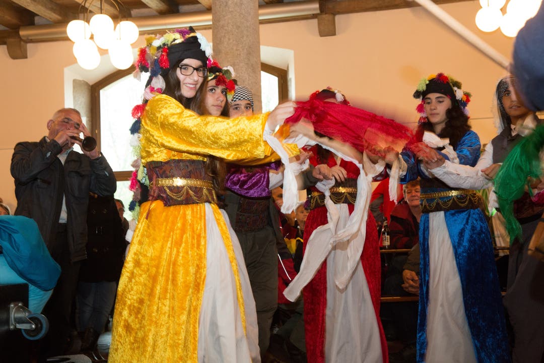 Farbige Tanzeinlage des kurdischen Kulturvereins
