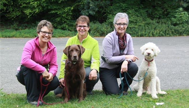 Von links: Daniela Frick mit Labrador-Retriever-Hündin Kimba, Hundeschulleiterin Franziska Rohr und Anita Scholl mit ihrem weissen Lagotto Elio.