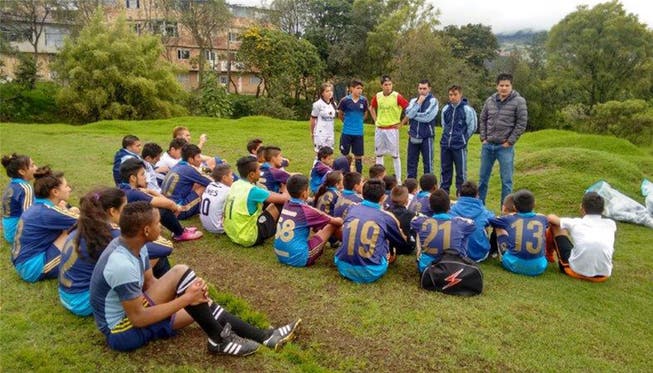 William Castaneda (rechts) mit jungen Fussballern in Bogotà. zvg