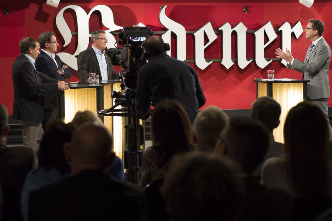 Vor der Kamera Chefredaktor Christian Dorer befragt die drei Stadtratskandidaten Jürg Caflisch, Erich Obrist und Mario Delvecchio live in der Tele-M1-Sendung «Talk täglich».