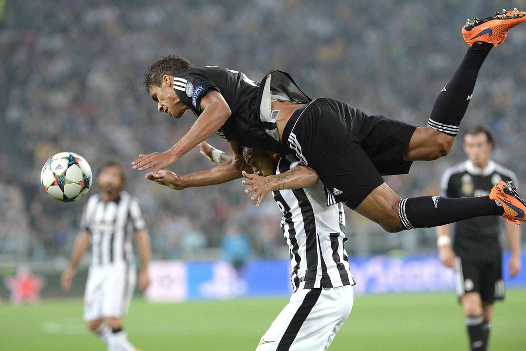 Real Madrids Varane fliegt durch die Luft.