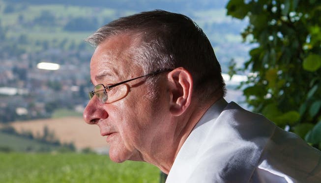 Martin Heiz sitzt gern auf seiner Denkbank mit Blick übers Oberwynental am Südhang des Hombergs. psi