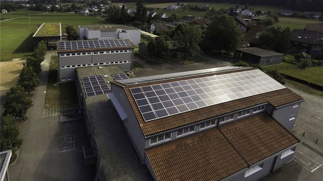 Installiert ist die Solarstrom-Anlage auf den Dächern der Mehrzweckhalle und des Primarschulhauses.