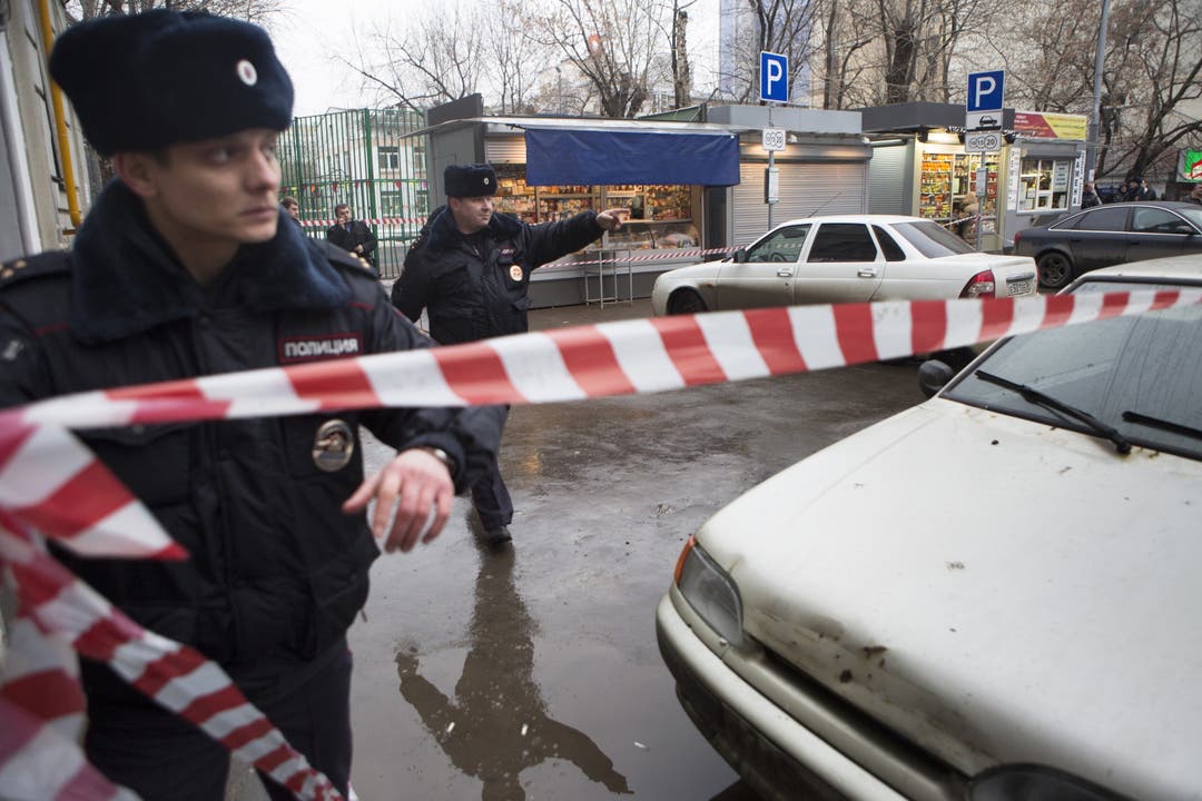 Wer steckt hinter dem Mord an Nemzow? Die Polizei in Moskau sperrt einen Platz ab.