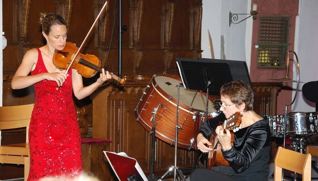 Spielerische Eleganz prägte den Vortrag des Titels «Centone di Sonate» durch Daria Zappa (links) und Corina Freyvogel (rechts).