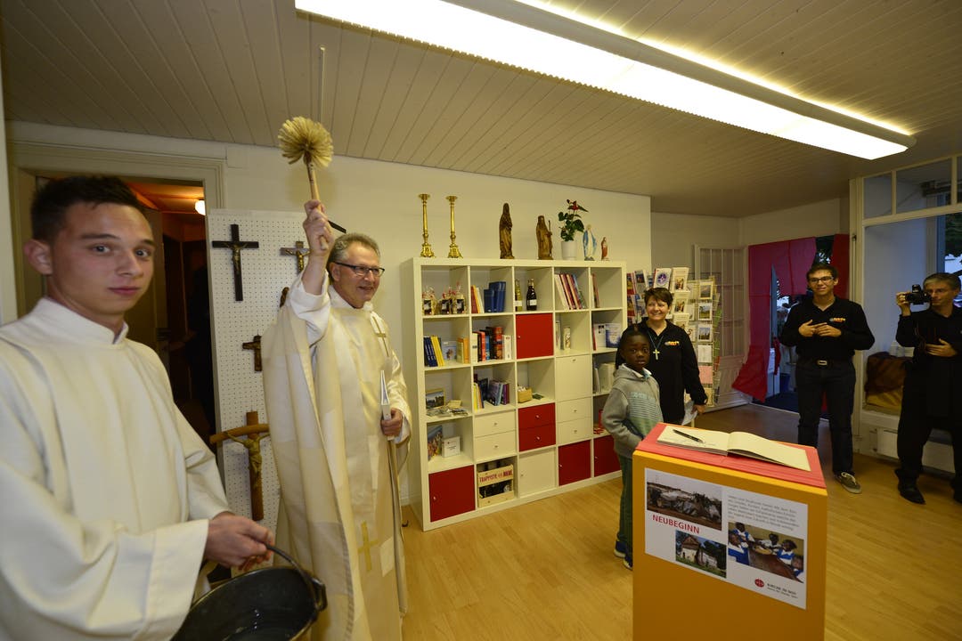 Pfarrer Mario Tosin segnet den Laden ein