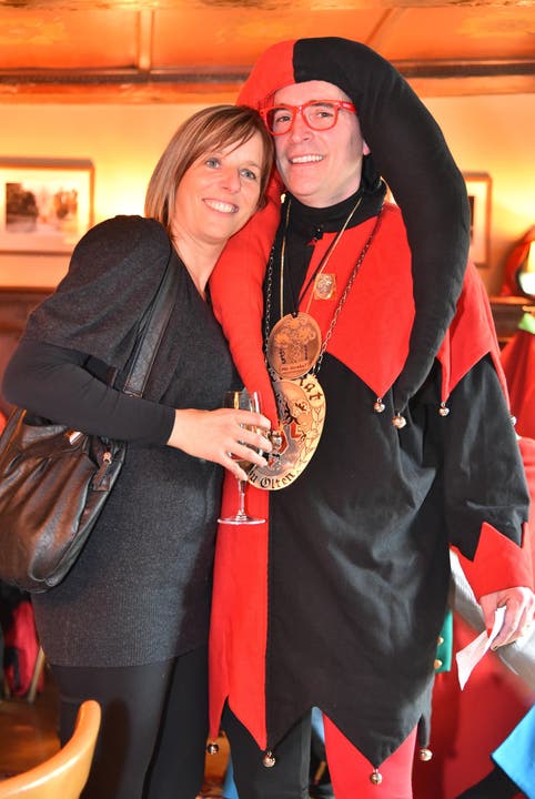 Der neu eingekleidete Obernarr Räffu 1. zusammen mit seiner strahlenden Frau Sandra.