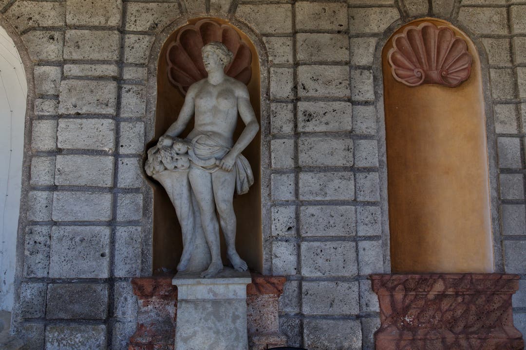 Statue beim Schloss Waldegg
