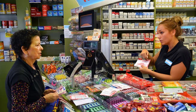 In den Kiosk von Crizia Fricano kommt die Mehrheit der Besucher derzeit vor allem wegen des Lottospiels.