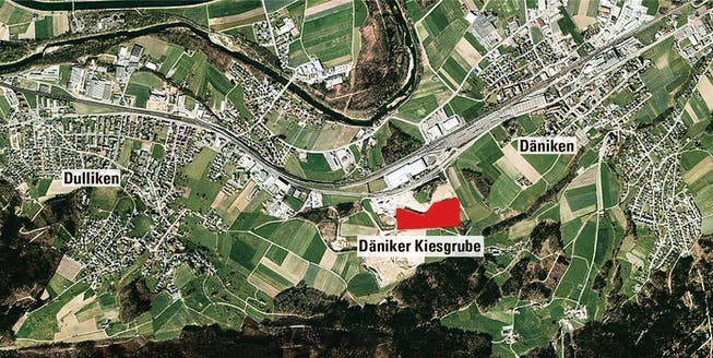 Die nicht überbaute Zone zwischen den beiden Dörfern würde gestört: Die Anlagen kämen in der Kiesgrube zwischen Däniken und Dulliken zu liegen. Google Maps