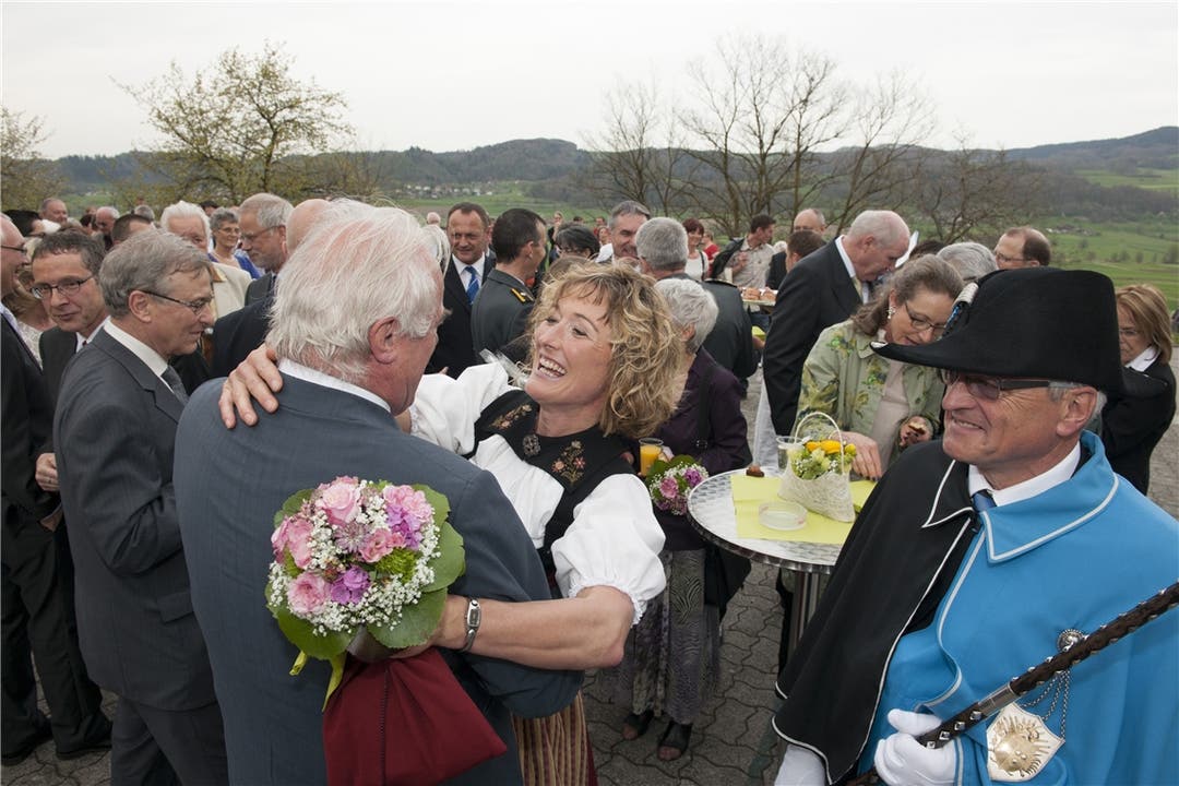 Alt Nationalrat Ulrich Siegrist gratuliert Frau Landammann Susanne Hochuli beim Apéro