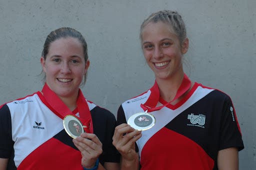 Sandra Haslebacher und Serena Raffi präsentieren strahlend ihre Medaillen aus Zug.