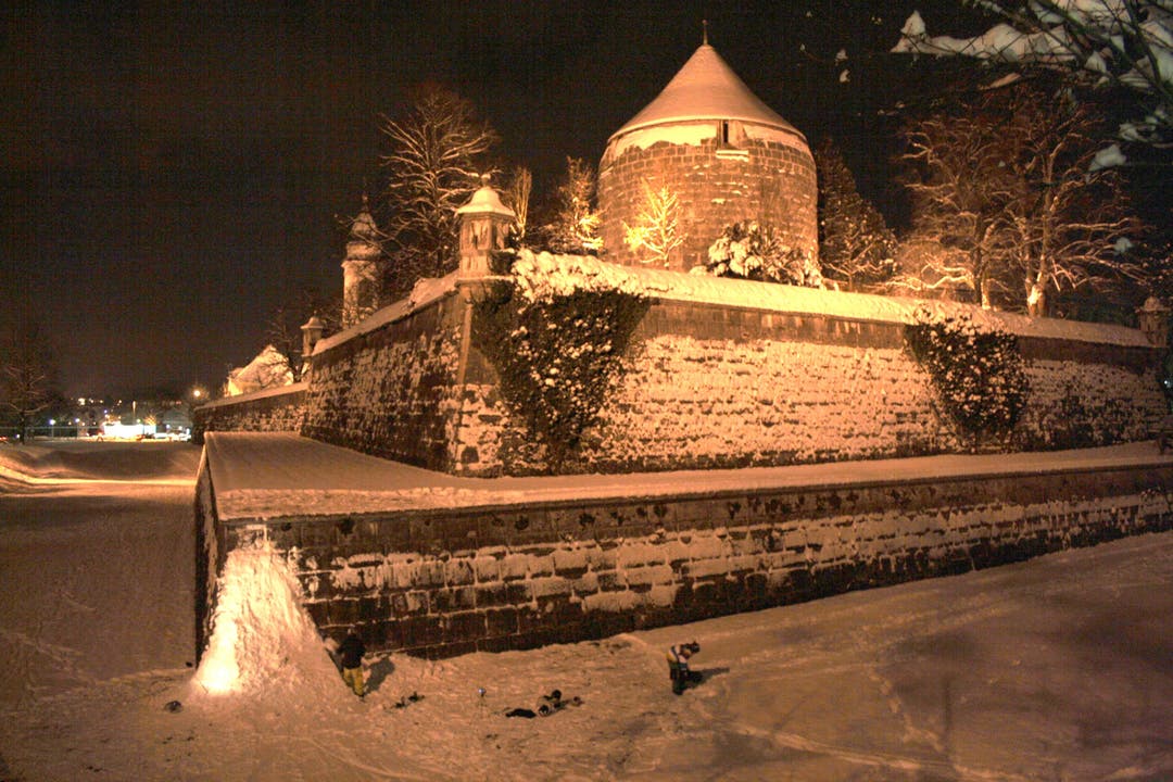 Auch im Winter bietet die angeleuchtete St.-Ursen-Bastion einen spekatakulären Anblick.