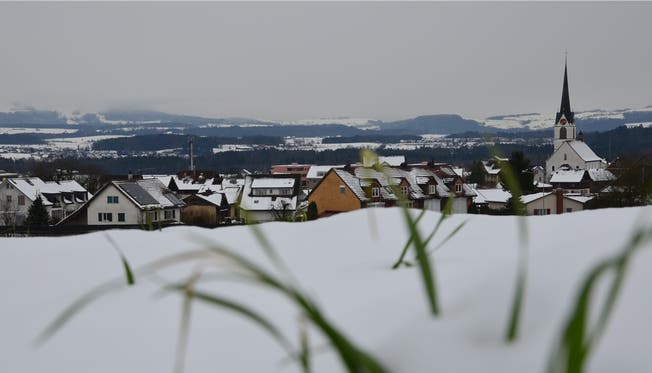 Sins: Winterlicher Blick auf die mit 20 Quadratkilometern flächenmässig grösste und am höchsten verschuldete Gemeinde im Freiamt.