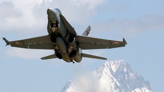 Ein F/A-18-Flugzeug der Schweizer Luftwaffe über Sitten (Archiv)