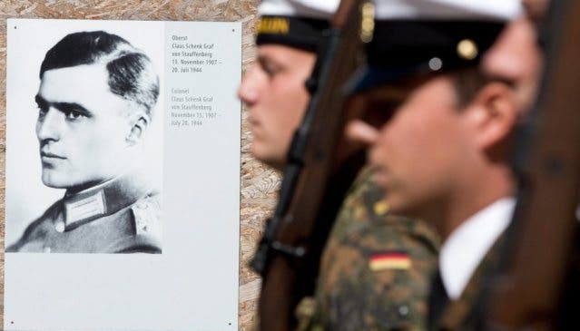 Ehrengarde neben Porträt von Claus Schenk Graf von Stauffenberg - dem Attentäter den die Grenchnerin zu schützen versuchte (Archiv)