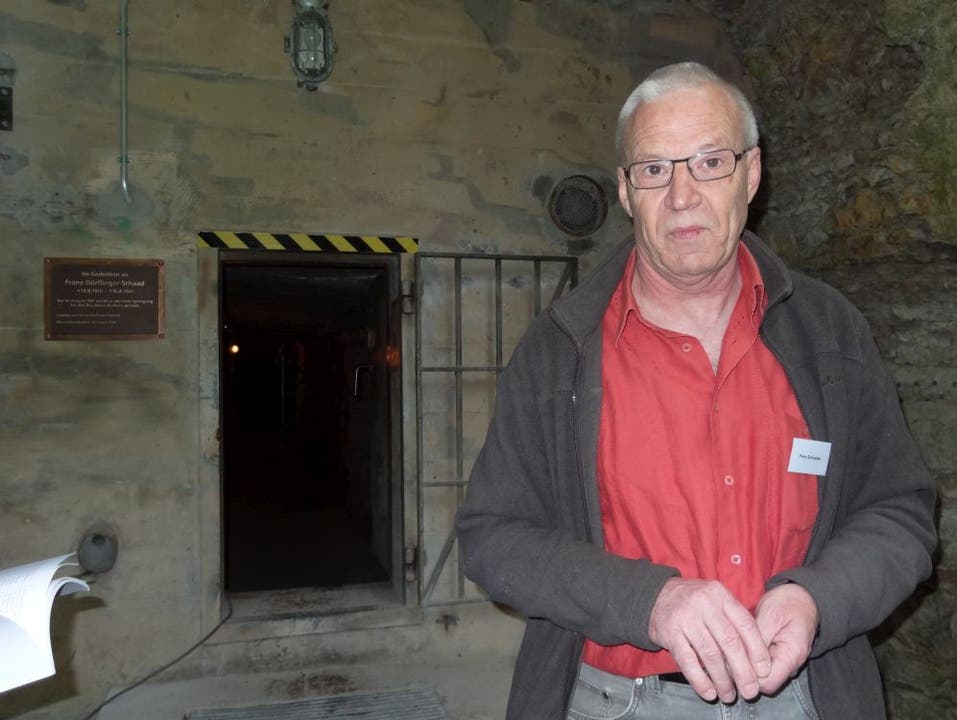 Bunkervereinspräsident Peter Schneider vor dem Eingang zur Festung