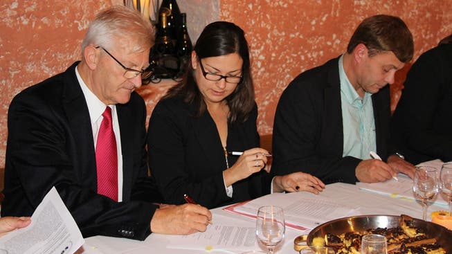 Historischer Moment: Stadtammann Ruedi Weiss, Stadtschreiberin Sabrina Camelin (Kaiserstuhl) und Gemeindeammann Marcel Baldinger (Fisibach) unterzeichnen die Papiere.