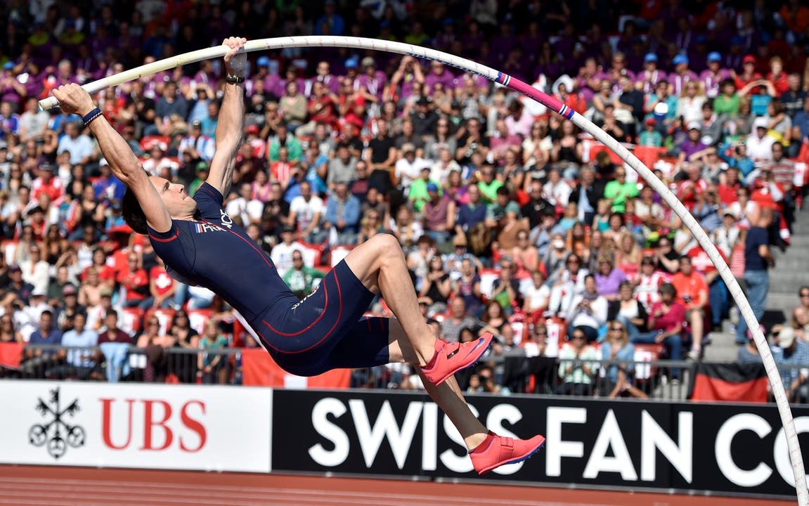 Der Franzose Renaud Lavillenie springt über 5,80 Meter zum Europameistertitel.