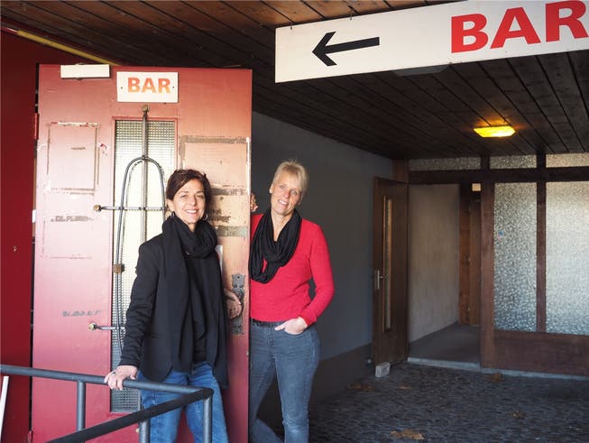 Die Mitinitiantinnen Dora Freiermuth und Regula Laux in der ehemaligen «Schützen»-Bar, wo die «IG Asyl» einen Treffpunkt einrichtet.