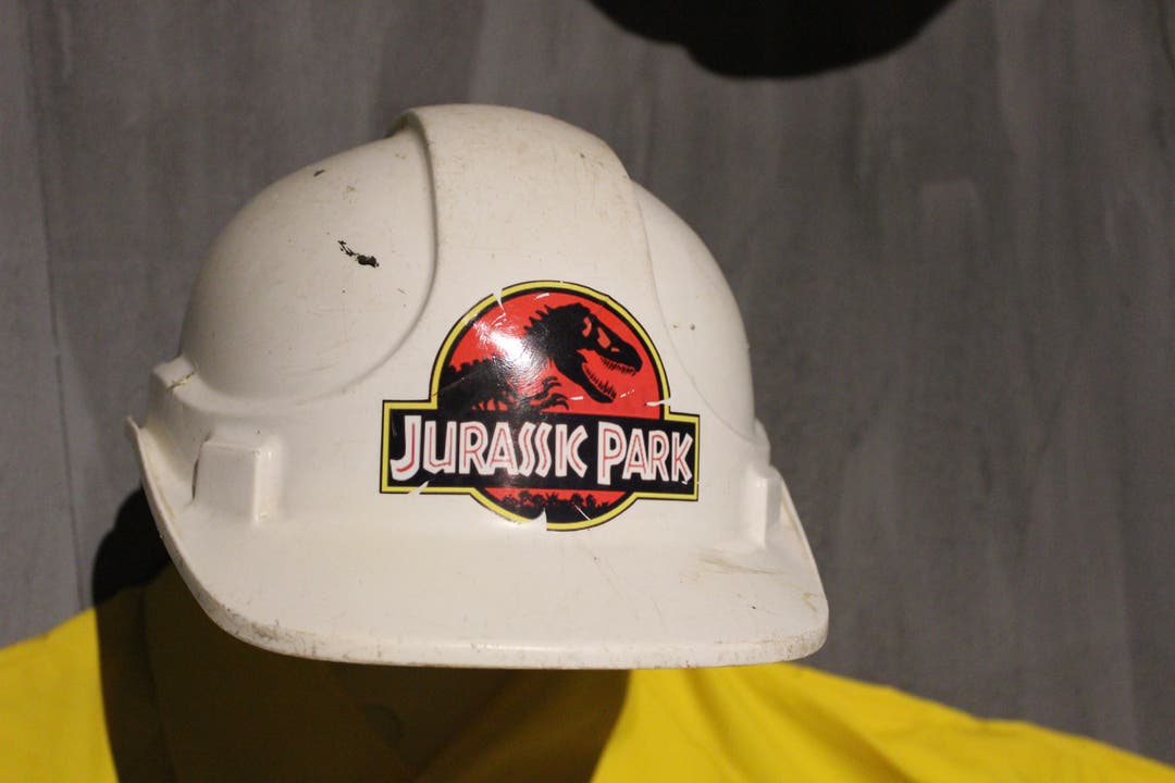 Helm mit dem Jurassic Park Logo